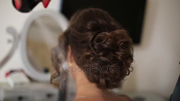 La peluquera hace el pelo de las novias. Profesional en el trabajo. El — Vídeos de Stock