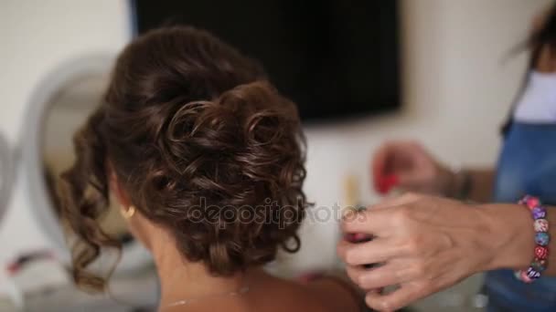 La peluquera hace el pelo de las novias. Profesional en el trabajo. El — Vídeo de stock