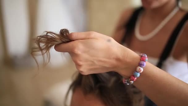 La peluquera hace el pelo de las novias. Profesional en el trabajo. El — Vídeo de stock