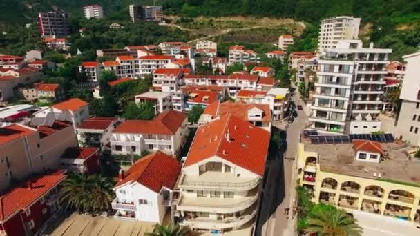 Vila u moře ve vesnici Rafailovici, Černá Hora. AE — Stock video