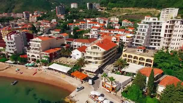 Estabelecimento Rafailovici, Budva Riviera, Montenegro. A costa de — Vídeo de Stock