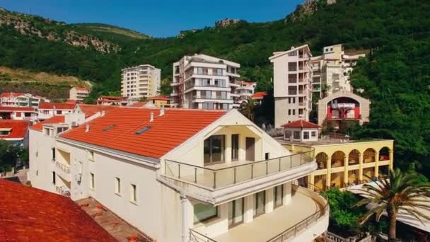 Villa cerca del mar en el pueblo de Rafailovici, Montenegro. Ae. — Vídeos de Stock