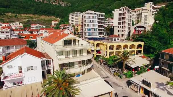 Moradia perto do mar na aldeia de Rafailovici, Montenegro. Ae... — Vídeo de Stock