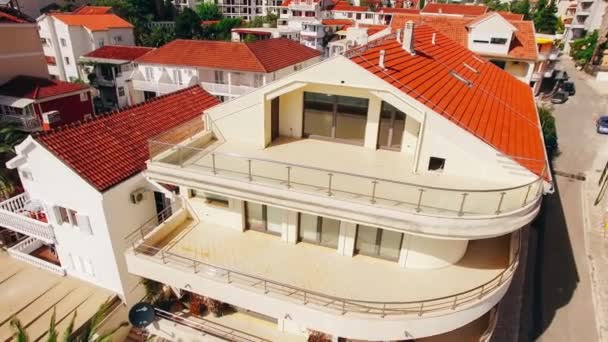 Villa Rafailovici, Karadağ Köyü denize yakın. AE — Stok video