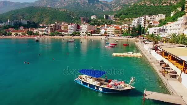 Siedlung rafailovici, budva riviera, montenegro. die Küste von — Stockvideo