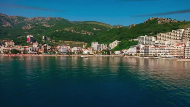 Asentamiento Rafailovici, Budva Riviera, Montenegro. La costa de — Vídeos de Stock