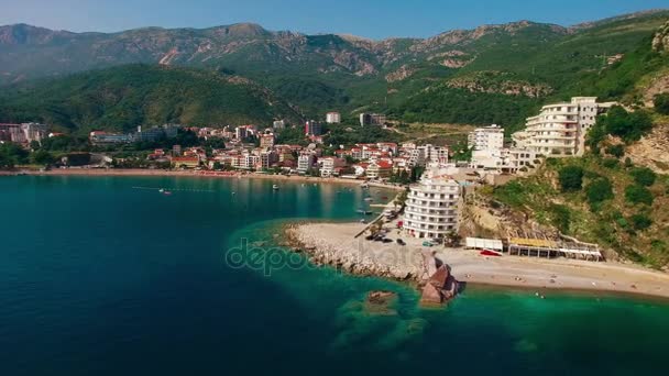 Estabelecimento Rafailovici, Budva Riviera, Montenegro. A costa de — Vídeo de Stock