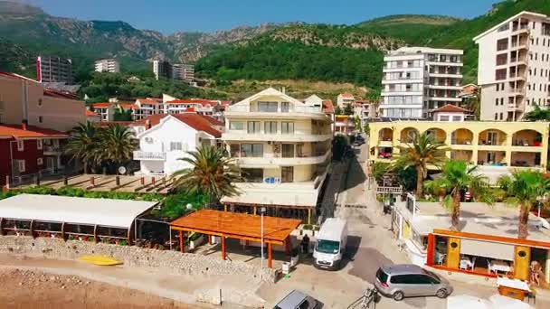Moradia perto do mar na aldeia de Rafailovici, Montenegro. Ae... — Vídeo de Stock