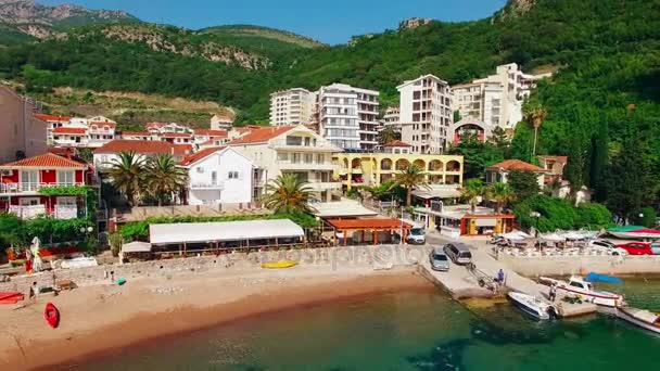 Estabelecimento Rafailovici, Budva Riviera, Montenegro. A costa de — Vídeo de Stock