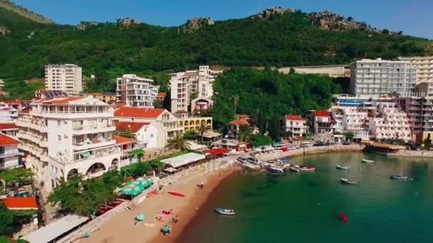 Regeling Rafailovici, Budva Riviera, Montenegro. De kust van — Stockvideo