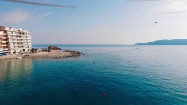 Estabelecimento Rafailovici, Budva Riviera, Montenegro. A costa de — Vídeo de Stock