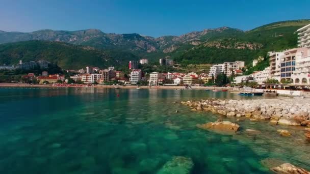 Estabelecimento Rafailovici, Budva Riviera, Montenegro. A costa de — Vídeo de Stock