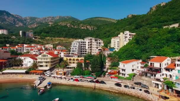 Asentamiento Rafailovici, Budva Riviera, Montenegro. La costa de — Vídeo de stock