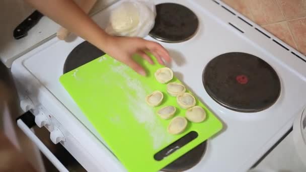 Ela esculpe bolinhos na cozinha. Cozinhar alimentos . — Vídeo de Stock