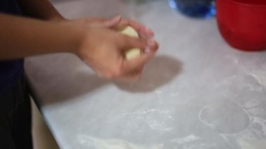 O mutfakta köfte sculpts. Yemek yemek.