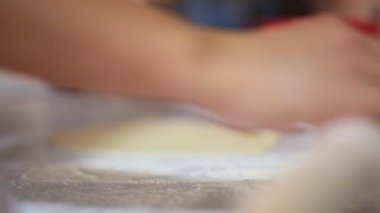 O mutfakta köfte sculpts. Yemek yemek.