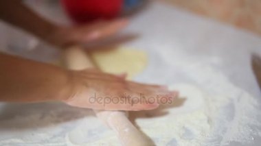 O mutfakta köfte sculpts. Yemek yemek.