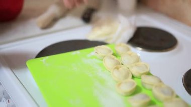 O mutfakta köfte sculpts. Yemek yemek.