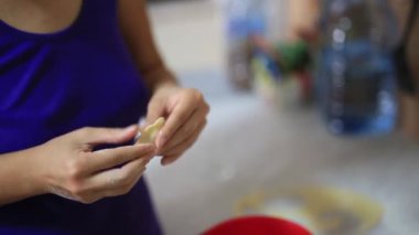 O mutfakta köfte sculpts. Yemek yemek.