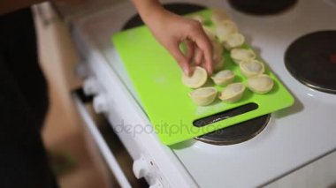 O mutfakta köfte sculpts. Yemek yemek.