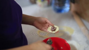 O mutfakta köfte sculpts. Yemek yemek.