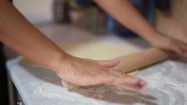 O mutfakta köfte sculpts. Yemek yemek.