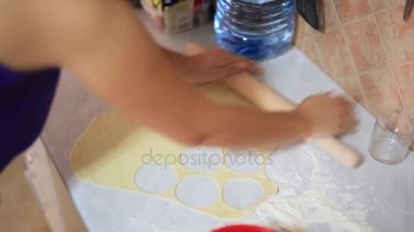 O mutfakta köfte sculpts. Yemek yemek.