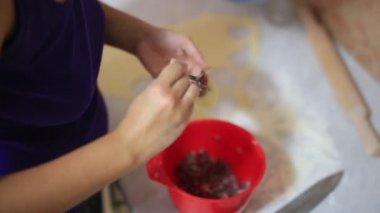 O mutfakta köfte sculpts. Yemek yemek.