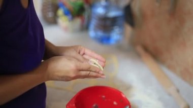 O mutfakta köfte sculpts. Yemek yemek.