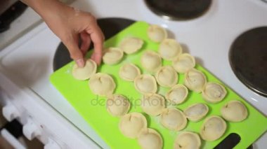 O mutfakta köfte sculpts. Yemek yemek.