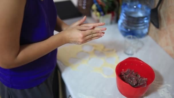 Ella esculpe albóndigas en la cocina. Cocinar alimentos . — Vídeos de Stock