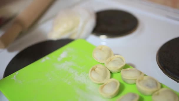 Hon skulpterar dumplings i köket. Laga mat. — Stockvideo