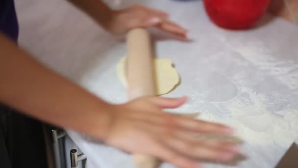 她造型饺子在厨房里。烹煮食物. — 图库视频影像