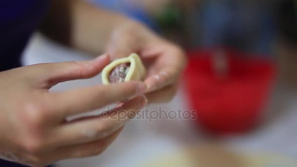 她造型饺子在厨房里。烹煮食物. — 图库视频影像