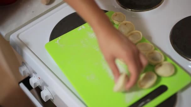 Ela esculpe bolinhos na cozinha. Cozinhar alimentos . — Vídeo de Stock