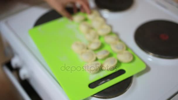 Ella esculpe albóndigas en la cocina. Cocinar alimentos . — Vídeos de Stock