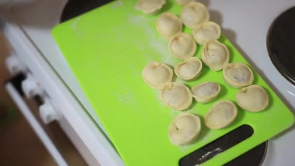 Hon skulpterar dumplings i köket. Laga mat. — Stockvideo