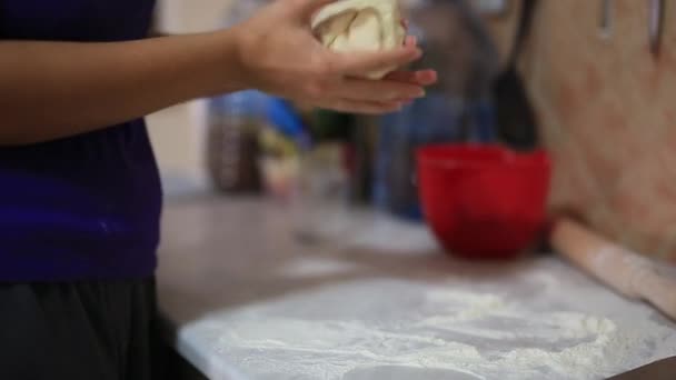 In der Küche formt sie Knödel. Essen kochen. — Stockvideo