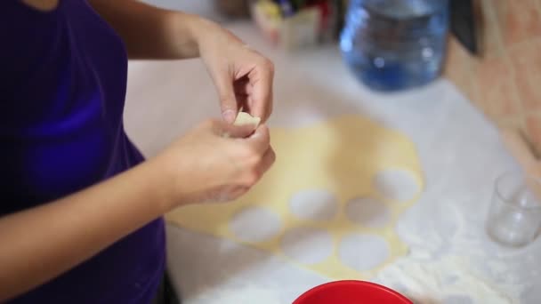 Ela esculpe bolinhos na cozinha. Cozinhar alimentos . — Vídeo de Stock