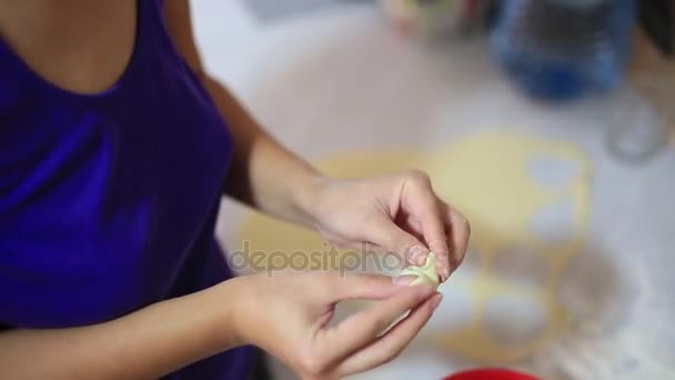 Ze beeldhouwt dumplings in de keuken. Koken voedsel. — Stockvideo