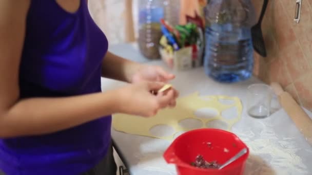 Вона скульптури пельмені на кухні. приготування їжі . — стокове відео