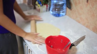 O mutfakta köfte sculpts. Yemek yemek.