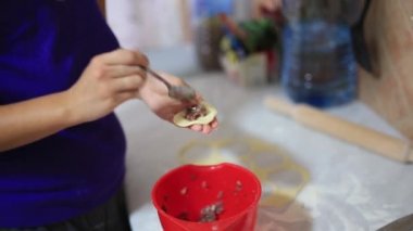 O mutfakta köfte sculpts. Yemek yemek.