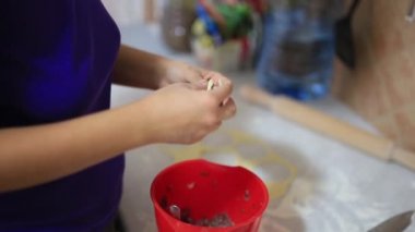 O mutfakta köfte sculpts. Yemek yemek.