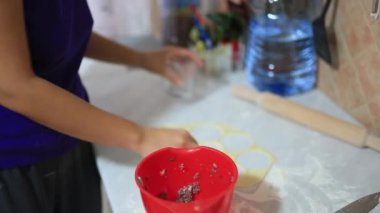 O mutfakta köfte sculpts. Yemek yemek.