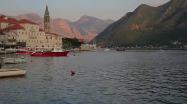 Eski şehir, Perast Kotor Koyu'ndaki, Karadağ kıyısında. İnci