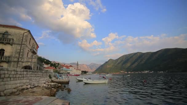 Den gamla staden Perast på stranden av Kotor Bay, Montenegro. Th — Stockvideo