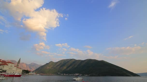 Eski şehir, Perast Kotor Koyu'ndaki, Karadağ kıyısında. İnci — Stok video