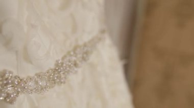 Gelinler elbise, yakın çekim. Bri gelinlik ayrıntılarını