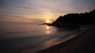 Günbatımı denize. Adriyatik Denizi üzerinde gün batımı. Güneş'e oturmak yapmak